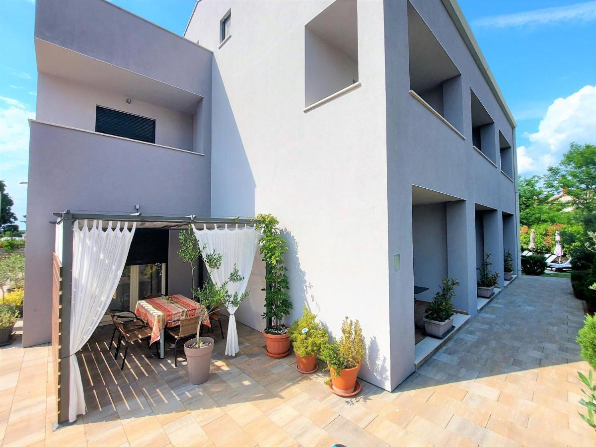 Rooms And Apartments Istrasoley Bale Exterior photo